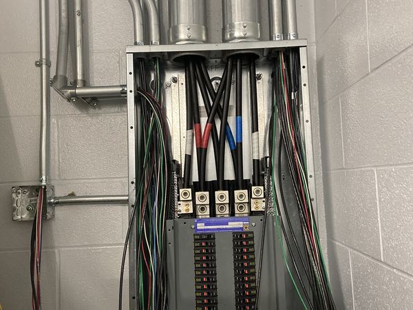 Feeder terminations and branch wiring in a commercial panelboard